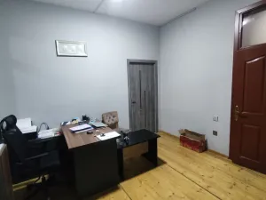 ecemi naxcivani kucesinde 9 otaqli ofis icareye verilir