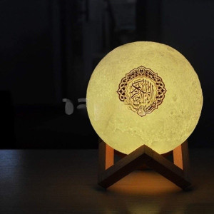 Quran oxuyan ay lampası